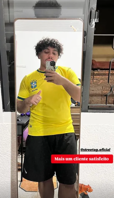 Cliente vestindo camisa da Seleção comprada na StreetTag
